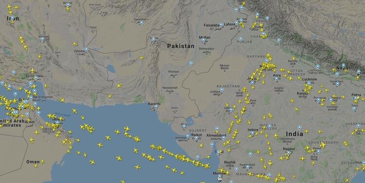 El espacio aéreo de Pakistán casi vacío, excepto por un puñado de vuelos que conectaron varias ciudades con los países árabes del Golfo Pérsico (FlightRadar24)