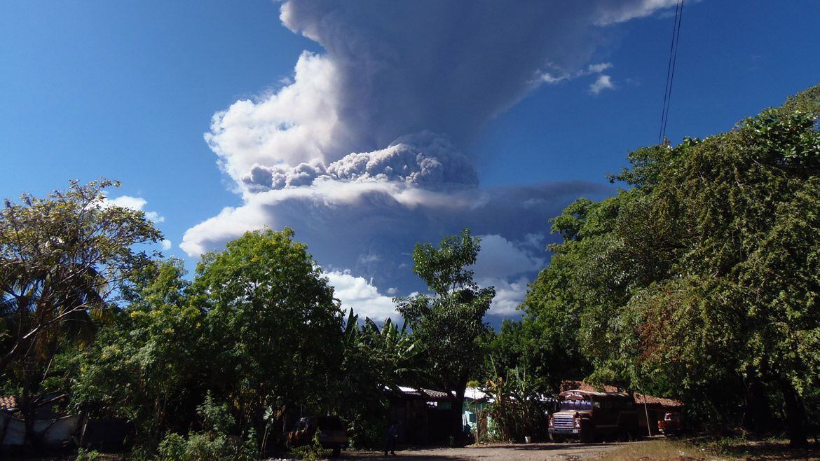 El volcán desde lejos (AFP)