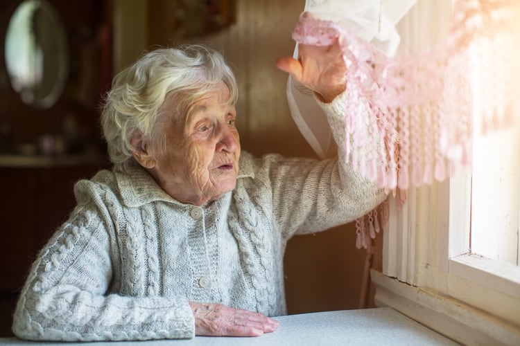 No debe haber personas mayores de 60 años en la misma vivienda (Shutterstock)