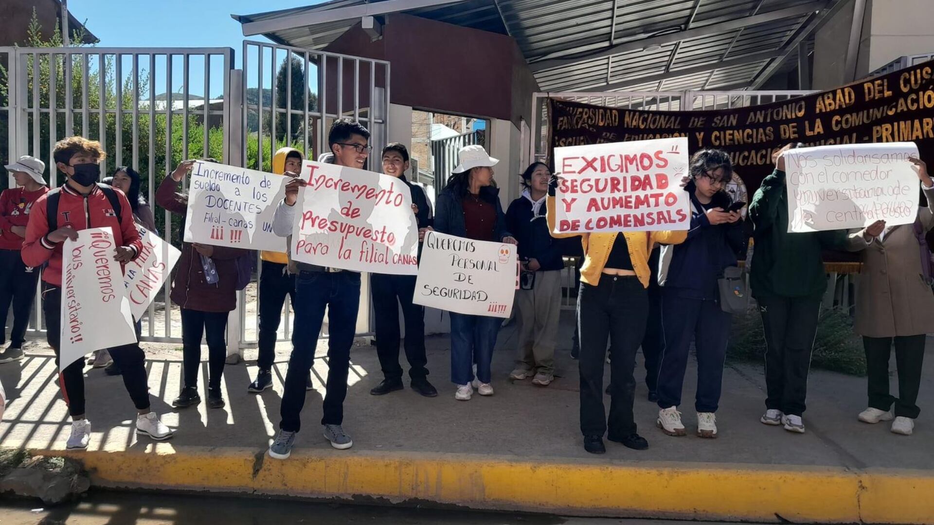 Universitarios toman universidad de Cusco