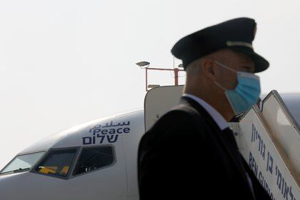 Delegaciones de Israel y EEUU viajaron a Emiratos en el primer vuelo comercial de la historia desde Tel Aviv a Abu Dhabi, en un avión con la palabra "paz" en inglés, árabe y hebreo (Reuters)