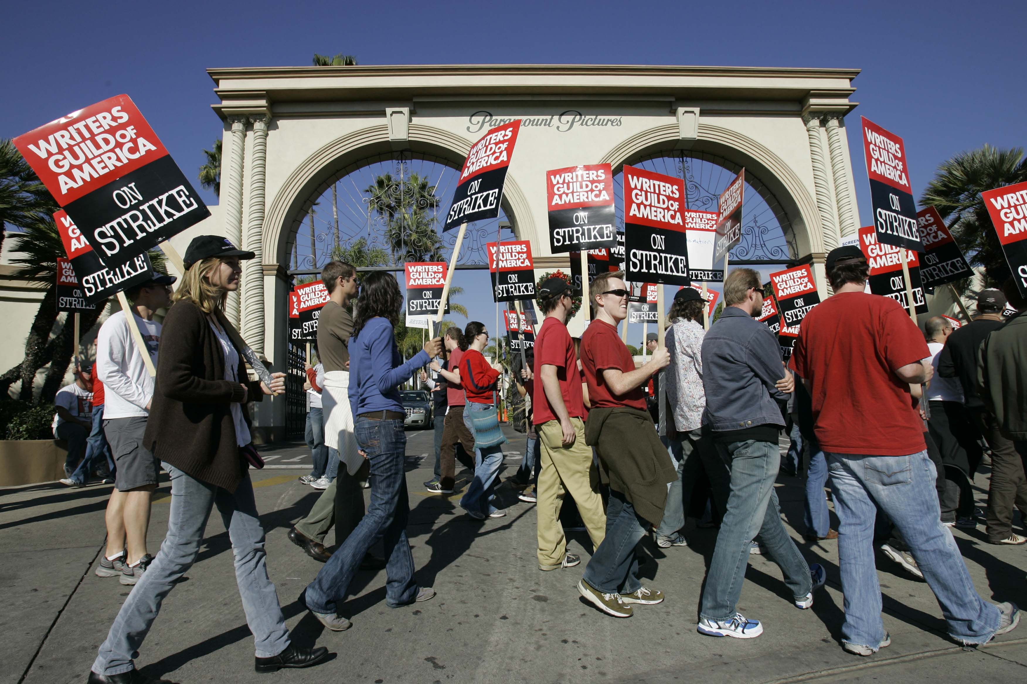 ARCHIVO - Guionistas en huelga se manifiestan frente a Paramount Studios en Los Ángeles el 13 de diciembre de 2007  (Foto AP/Nick Ut, archivo)
