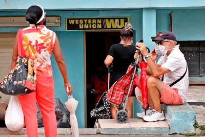 Varias personas esperan fuera de una oficina de Western Union, el 4 de junio del 2020, en La Habana, (Cuba). EFE/Ernesto Mastrascusa/Archivo