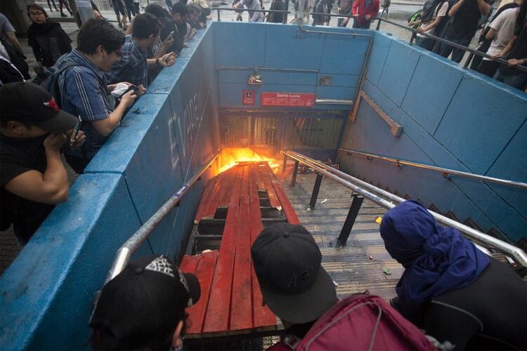 Manifestantes queman la entrada de la estación Santa Lucía (AFP)