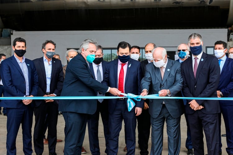 Alberto Fernández y Gerardo Zamora en la inauguración de una empresa. (Presidencia)