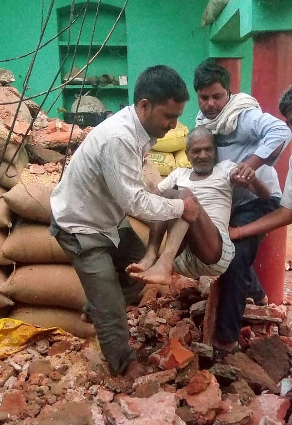 Un hombre es rescatado de su vivienda luego de que colapsara (AFP)