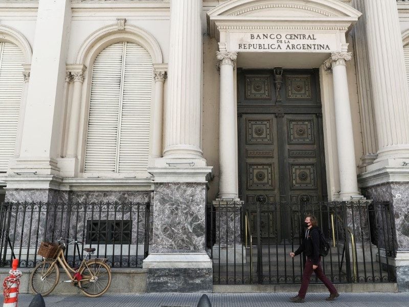 Foto de archivo: una persona camina frente a la entrada del edificio del Banco Central de la República Argentina (BCRA) en el centro financiero de Buenos Aires REUTERS/Agustin Marcarian/File Photo