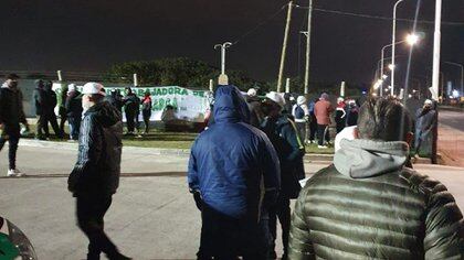 El Sindicato de Camioneros bloqueó un predio de Mercado Libre para sacarle afiliados al gremio de Carga y Descarga