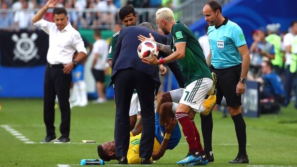 Neymar estuvo varios minutos simulando un golpe al lado de los bancos de suplentes cuando el partido estaba 1 a 0 (Reuters)