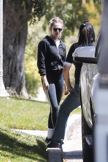 Kristen Stewart disfrutó de una salida al aire libre en un parque de Los Feliz junto a una amiga. La actriz -popularmente conocida por su personaje en la saga de la película "Crepúsculo"- lució un conjunto deportivo y lentes de sol