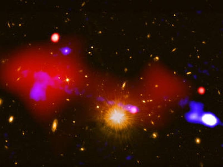 Los agujeros negros no sólo atraen materia a su interior, sino que también expulsan chorros de materia y energía (NASA)