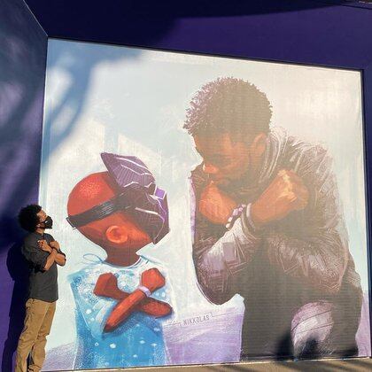 Nikkolas Smith dibujó a Boseman como un superhéroe frente a niños enfermos (Foto: Instagram @ nikkolas_smith)