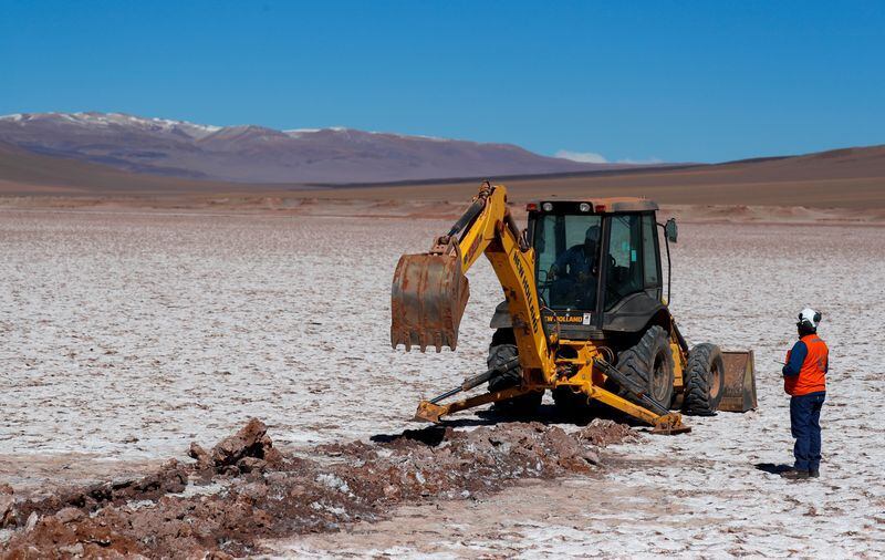 Trabajadores hacen tareas en el salar de Tolillar, Salta, Argentina, en una foto de archivo. REUTERS 