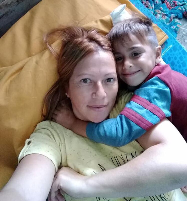 Mamá junto a Javi: lleva el nombre de su papá pero tuvo que esperar 3 años para tener su apellido