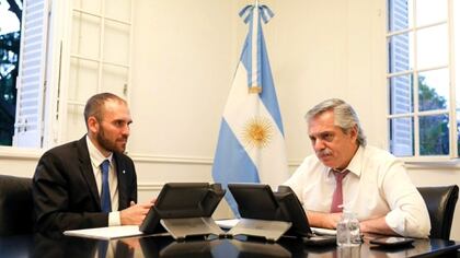 El ministro de Economía de Argentina, Martín Guzmán, y el presidente Alberto Férnández (@alferdez)