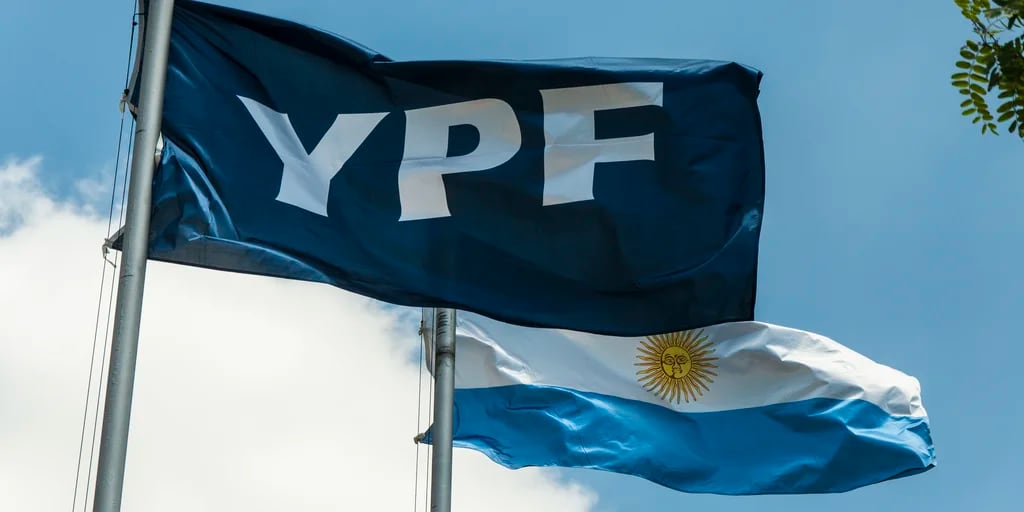 Juicio por YPF: Burford quiere cobrar los USD 16.000 millones y contrató a un “tiburón” de Wall Street argentino para negociar con el Estado