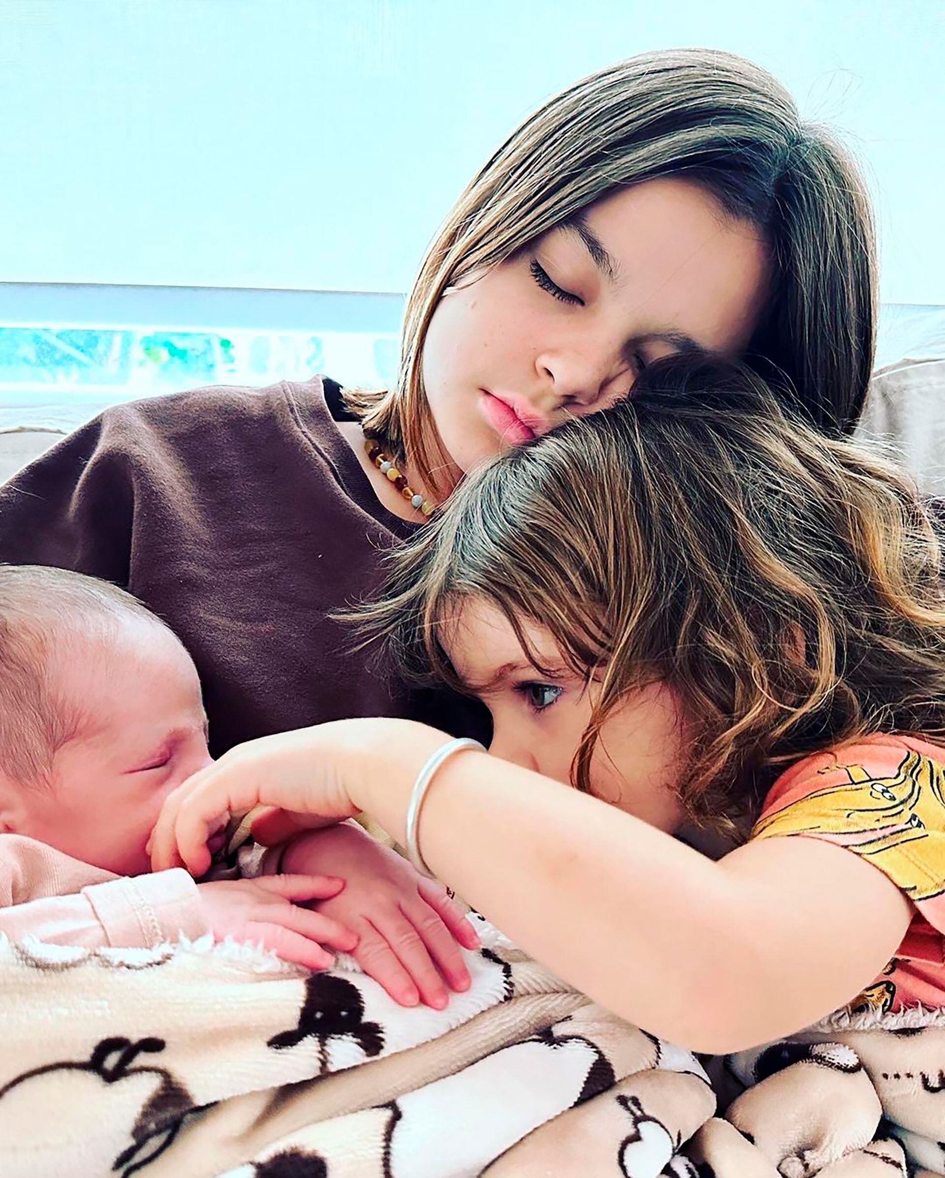Los hijos de Agustina, Muna y Alba abrazaron a Bono, su hermanito menor (Instagram)