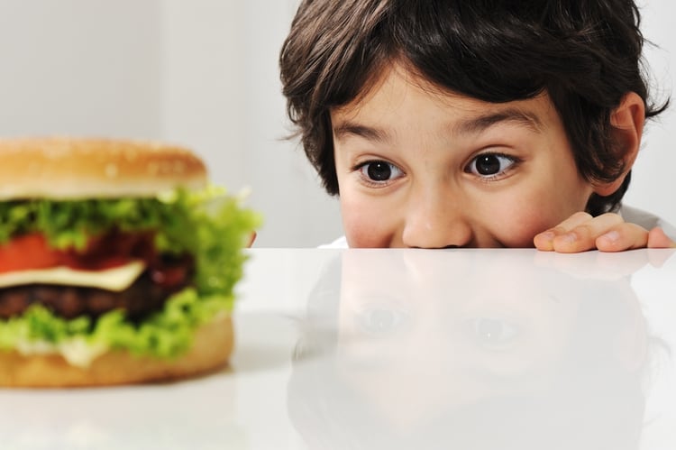 Es importante prestar atención a las conductas alimentarias desde chicos (Shutterstock)