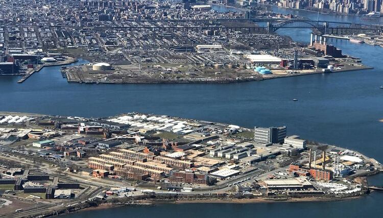 La prisión de Rikers Island se levanta desde 1932 entre Queens y el Bronx (Mike Segar / Reuters)