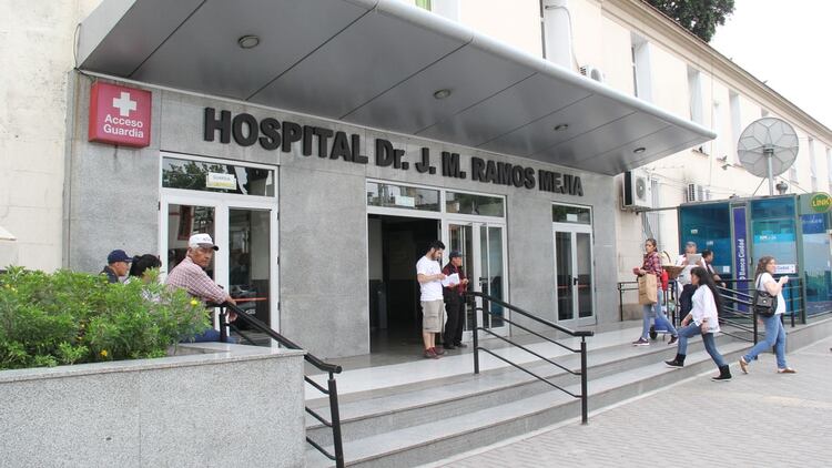 El Hospital Ramos Mejía interrumpió los servicios de Neonatología y de Obstetricia tras detectar infectados entre el personal de esta área.