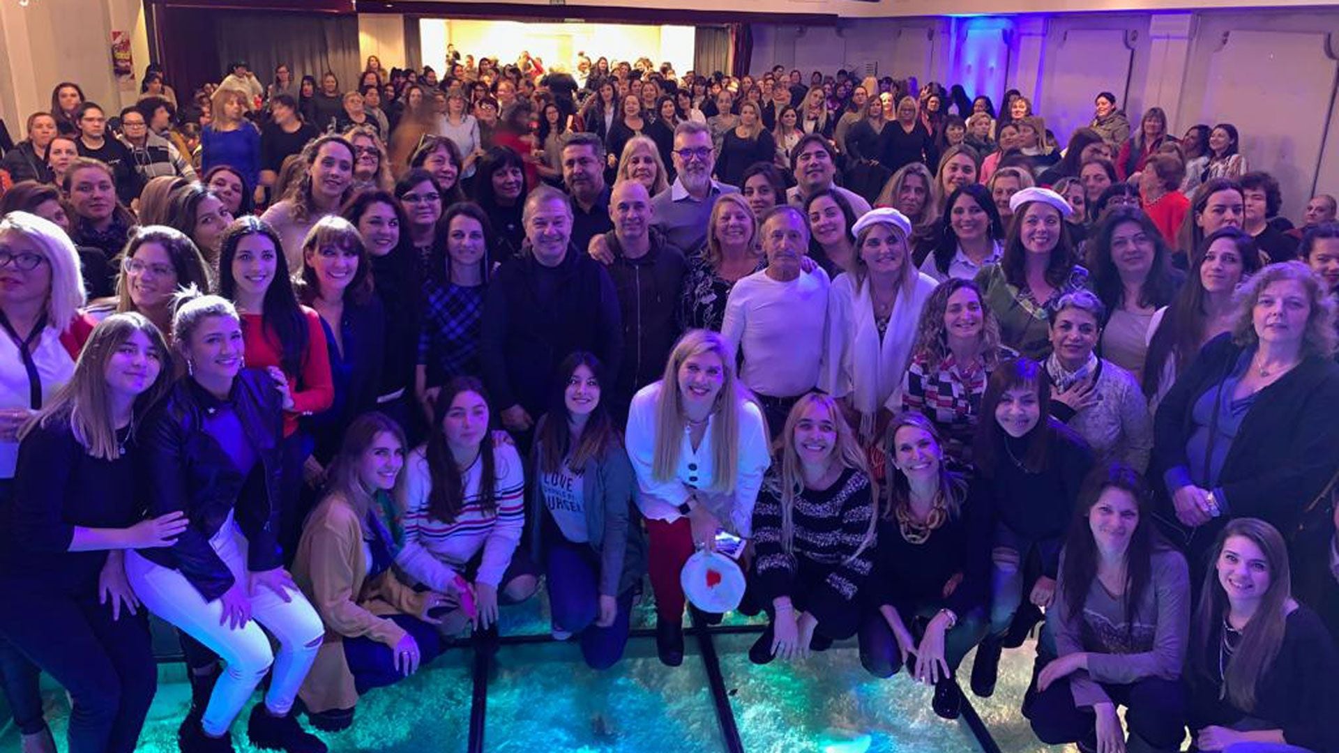 La foto final del acto de las mujeres radicales que contó con la presencia de Daniel Angelici y Martín Ocampo