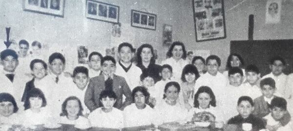 Carlos Monzón en tercer grado, junto a sus comapñeros y la maestra Margot Sarli