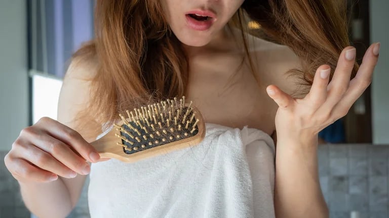 La caída de cabello se encuentra entre los nuevos síntomas de piel reportados  