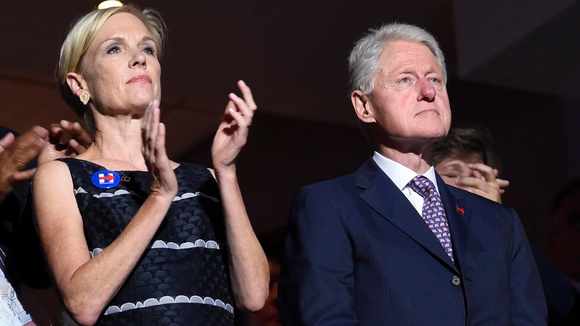 El ex presidente Bill Clinton, junto a Cecile Richards durante el primer día de la Convención Nacional Demócrata  (AFP)