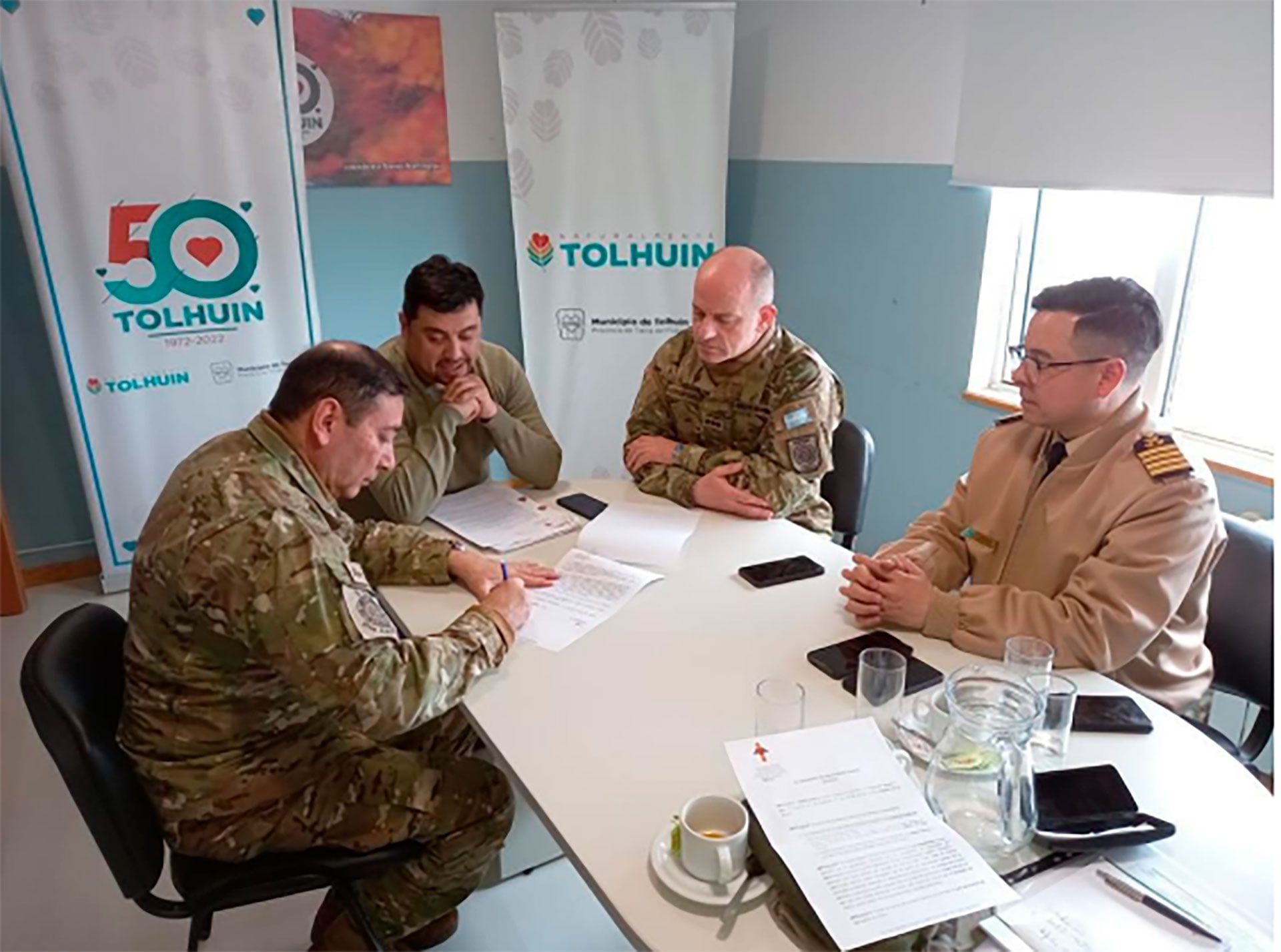 La firma del acuerdo entre las autoridades del Ejército Argentino y la Municipalidad de Tolhuin
