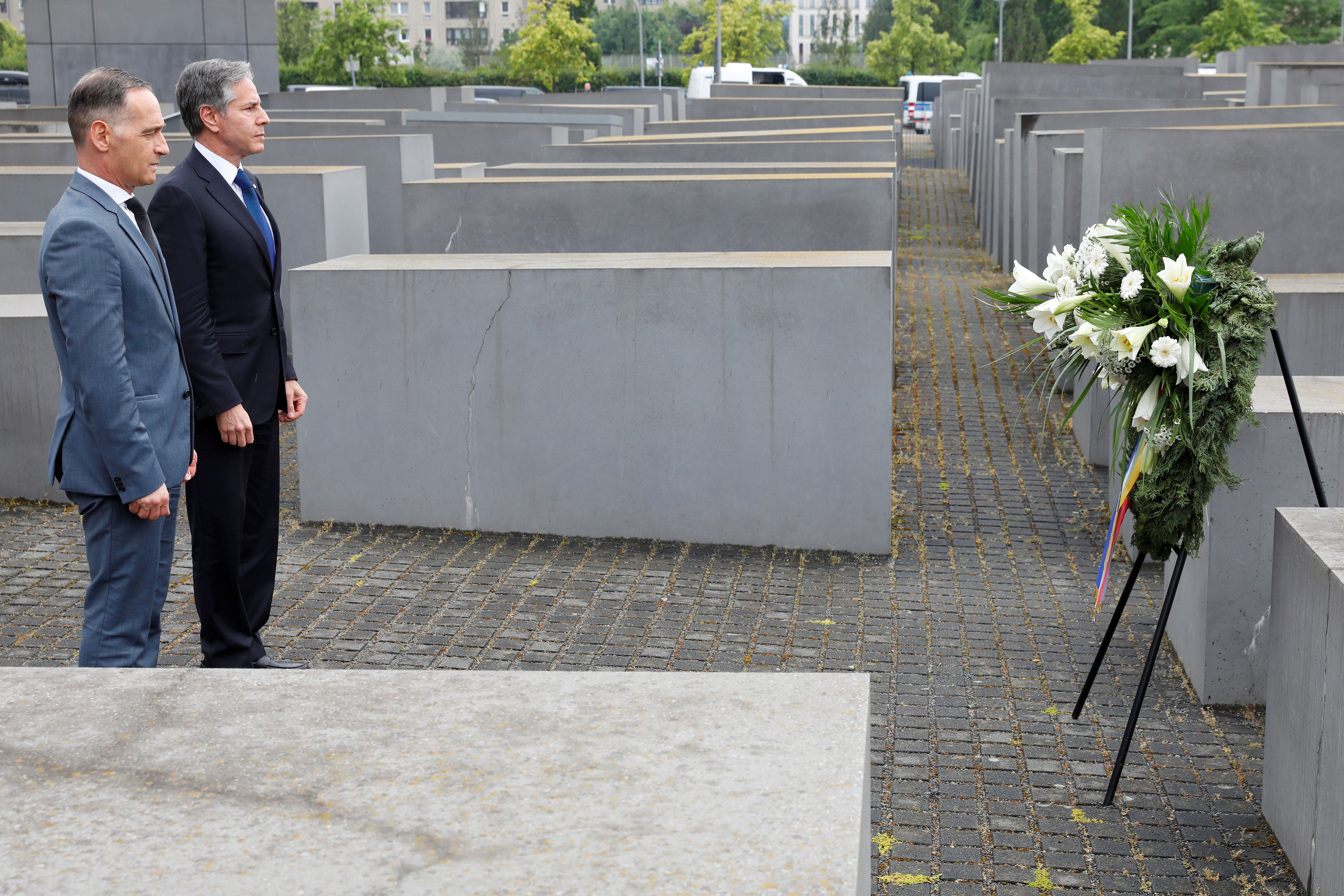 Antony Blinken y el ministro alemán de Exteriores Heiko Maas en uno de los memoriales del holocausto, en Berlín. REUTERS/Michele Tantussi
