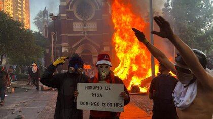 Manifestantes celebran tras incendiar Iglesia de Carabineros Fuente Twitter