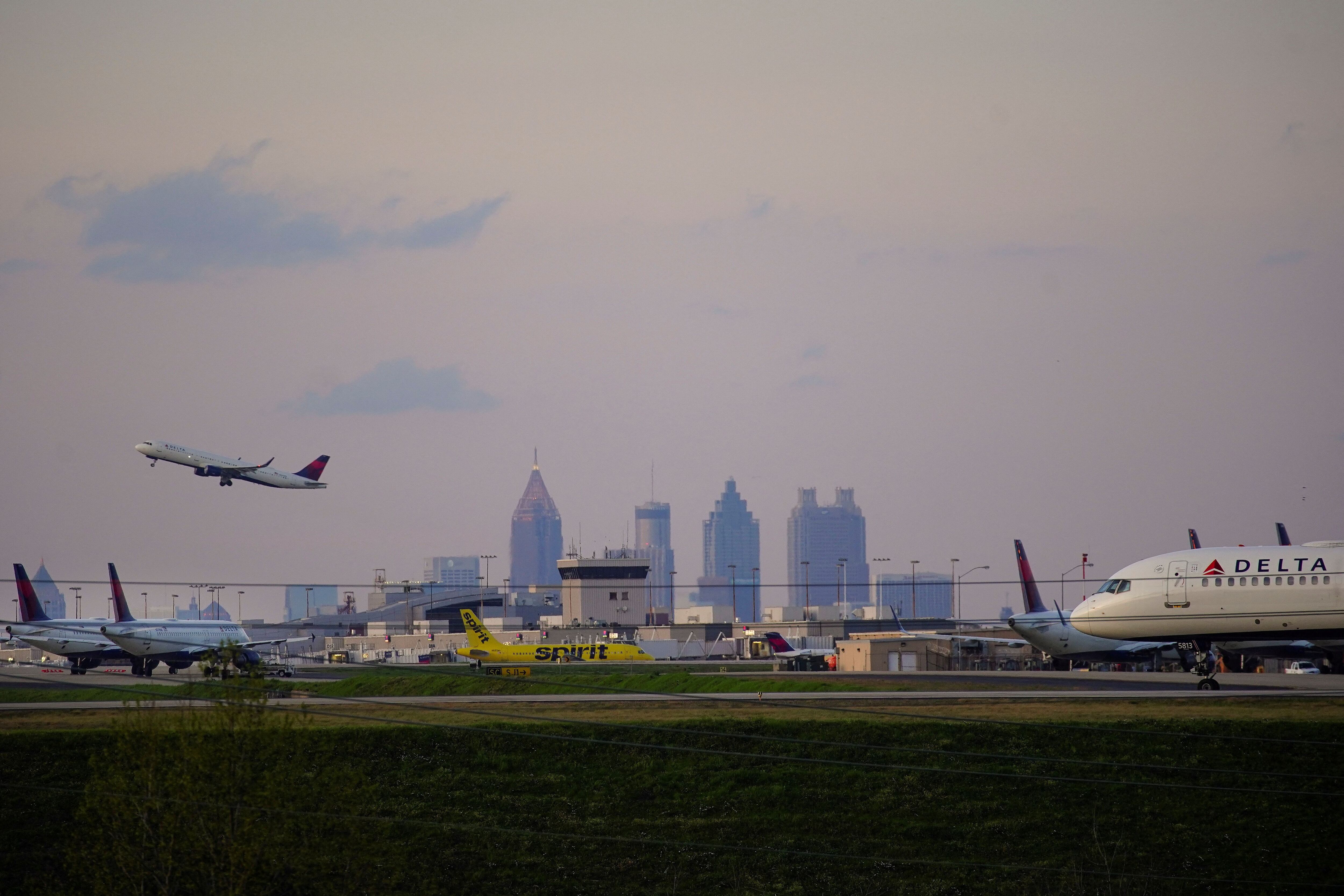 El aeropuerto Internacional Hartsfield-Jackson de Atlanta, conocido por ser el de mayor afluencia mundial desde 1998, ha enfrentado críticas relacionadas con la eficiencia y suficiencia de su personal de seguridad e inmigración. (REUTERS/Elijah Nouvelage)