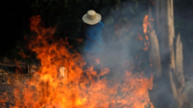 Un hombre trabaja en una zona en llamas de la selva amazónica en Iranduba, Brasil, el 20 de agosto de 2019 (REUTERS/Bruno Kelly)