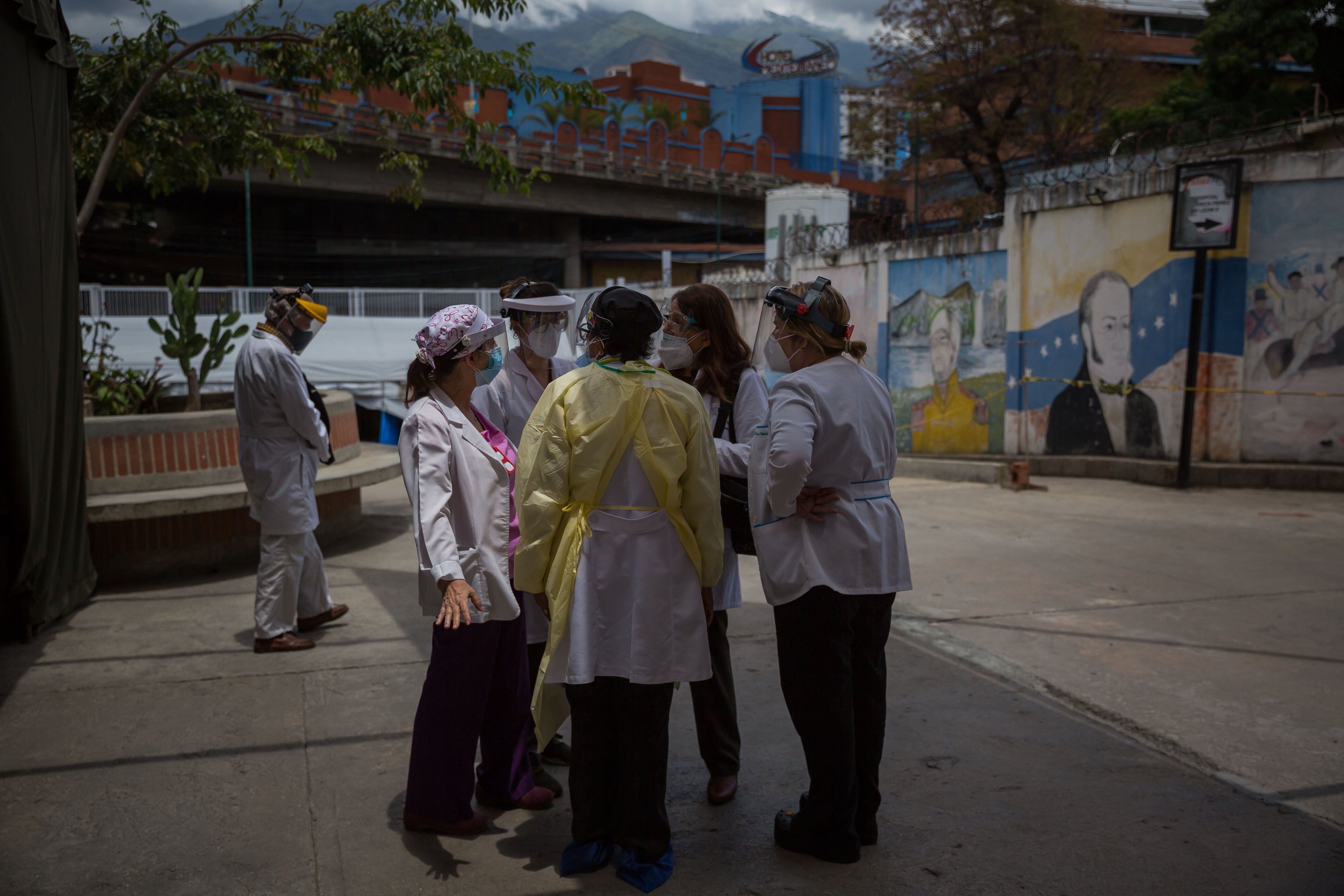 Un grupo de doctores habla, el 26 de marzo del 2021, en un hospital público, en Caracas (Venezuela), en una fotografía de archivo. EFE/ Miguel Gutiérrez