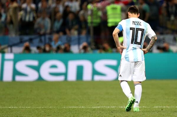 Lionel Messi se resigna luego del tercer gol de Croacia (Foto: REUTERS/Lucy Nicholson)