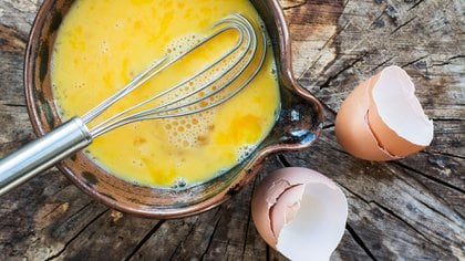 Los huevos deben ser almacenados en la heladera, dentro de un recipiente con tapa (Getty)