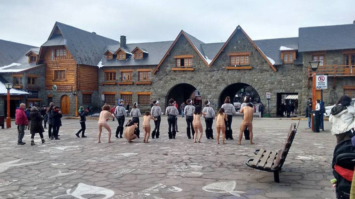 Un Grupo De Hombres Y Mujeres Se Desnudó En El Centro De Bariloche Para