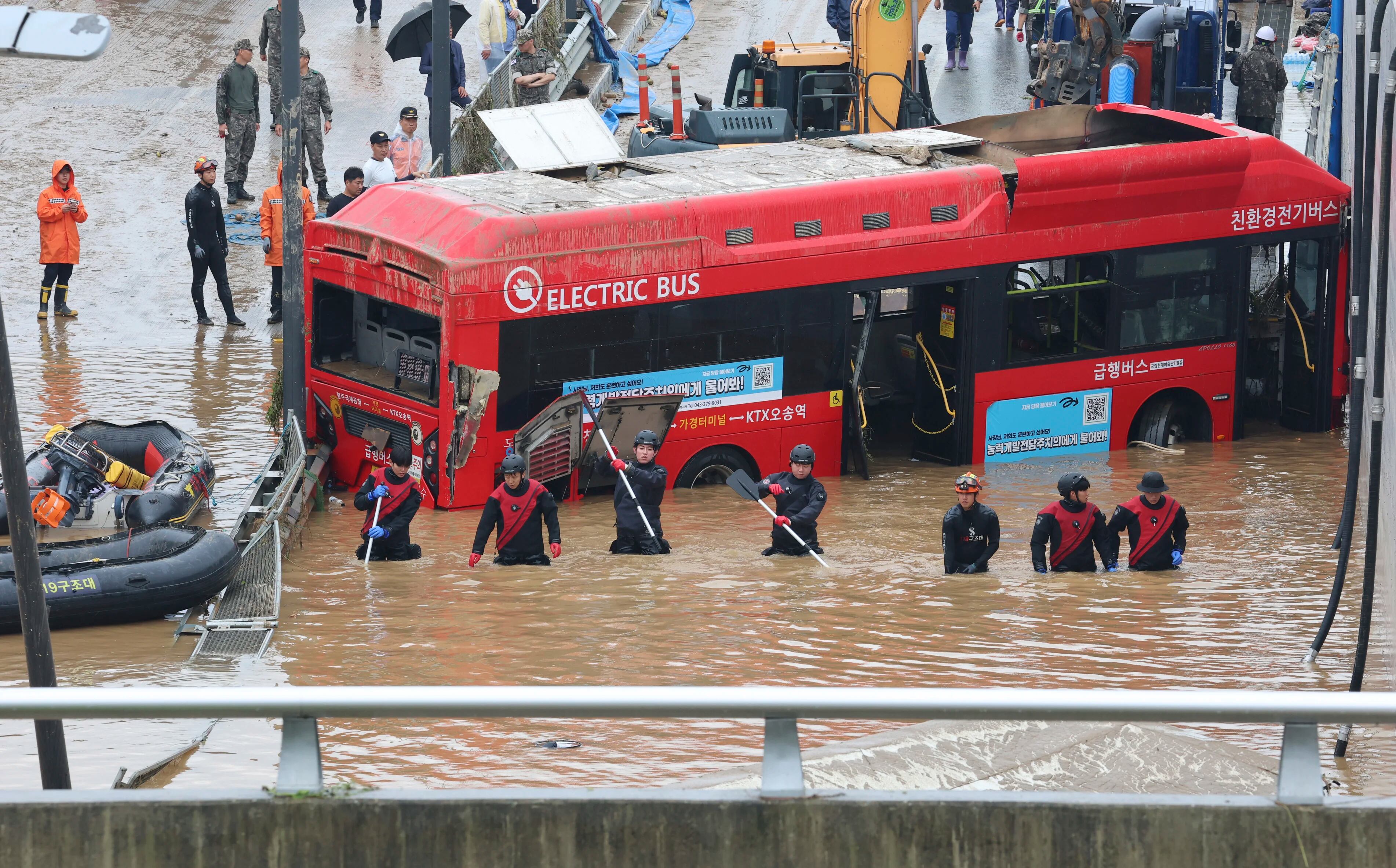 Búsqueda de sobrevivientes en una inundación en Cheongju, Corea del Sur (Kim Ju-hyung/Yonhap via AP)
