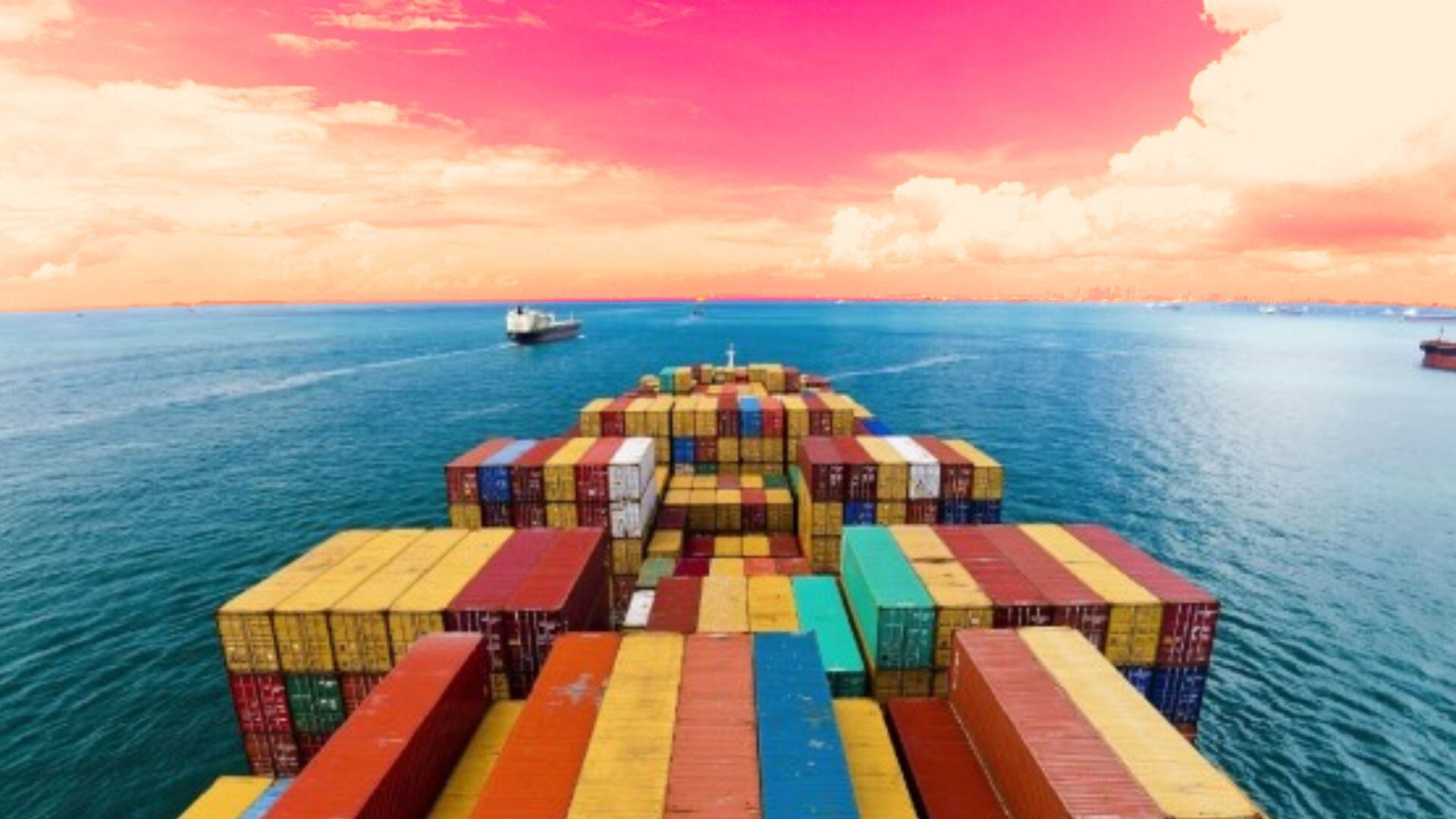 Envío de almacenes en barcos hacia Perú con el sol en rojo