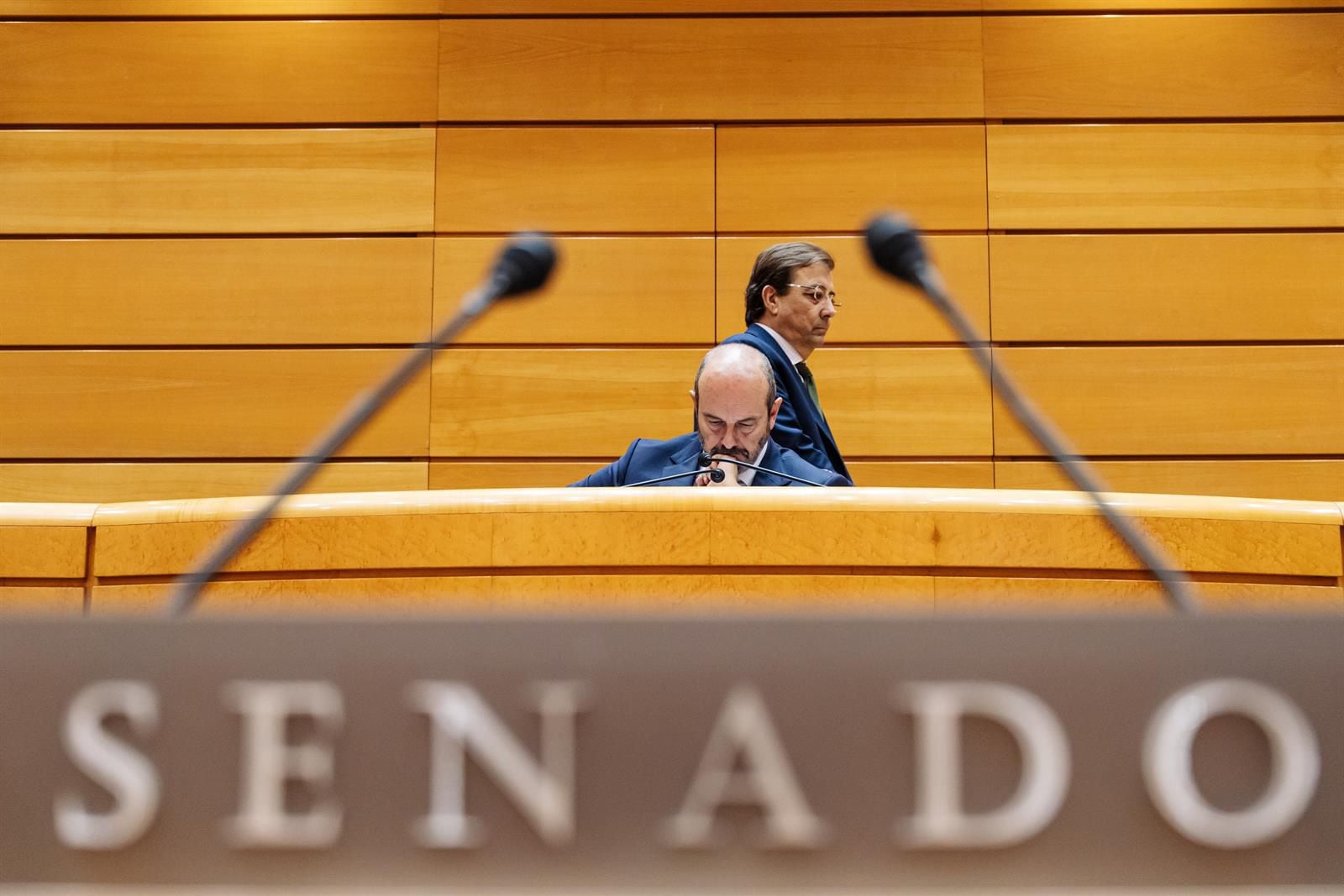 14/11/2023 El presidente del Senado, Pedro Rollán (i), y el secretario de Política Autonómica del PSOE y vicepresidente segundo del Senado, Guillermo Fernández Vara (d), durante una sesión plenaria, en el Senado, a 14 de noviembre de 2023, en Madrid (España). La Comisión de Reglamento del Senado ha avalado la reforma propuesta por el PP para dilatar hasta dos meses la tramitación de la proposición de ley de amnistía, registrada ayer por el PSOE en el Congreso de los Diputados, en la Cámara Alta, que se ha aprobado de manera definitiva en el Pleno de hoy. Además, el PP ha incluido un apartado para obligar a los ministros a comparecer cuando lo soliciten los grupos parlamentarios.
POLITICA 
Carlos Luján - Europa Press
