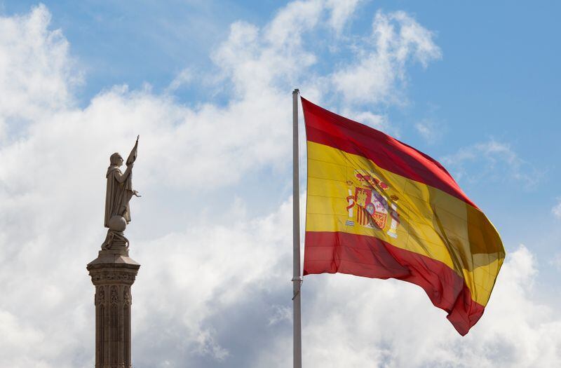 Una vista de la estatua de Cristóbal Colón y una bandera española en la Plaza Colón en Madrid (imagen de archivo: REUTERS/Paul Hanna)