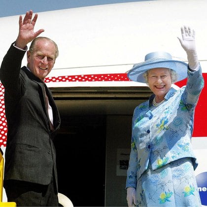 6 de diciembre de 2003, la reina Isabel II y el príncipe Felipe, duque de Edimburgo se despiden mientras abordan su avión en el aeropuerto de Abuja, Nigeria