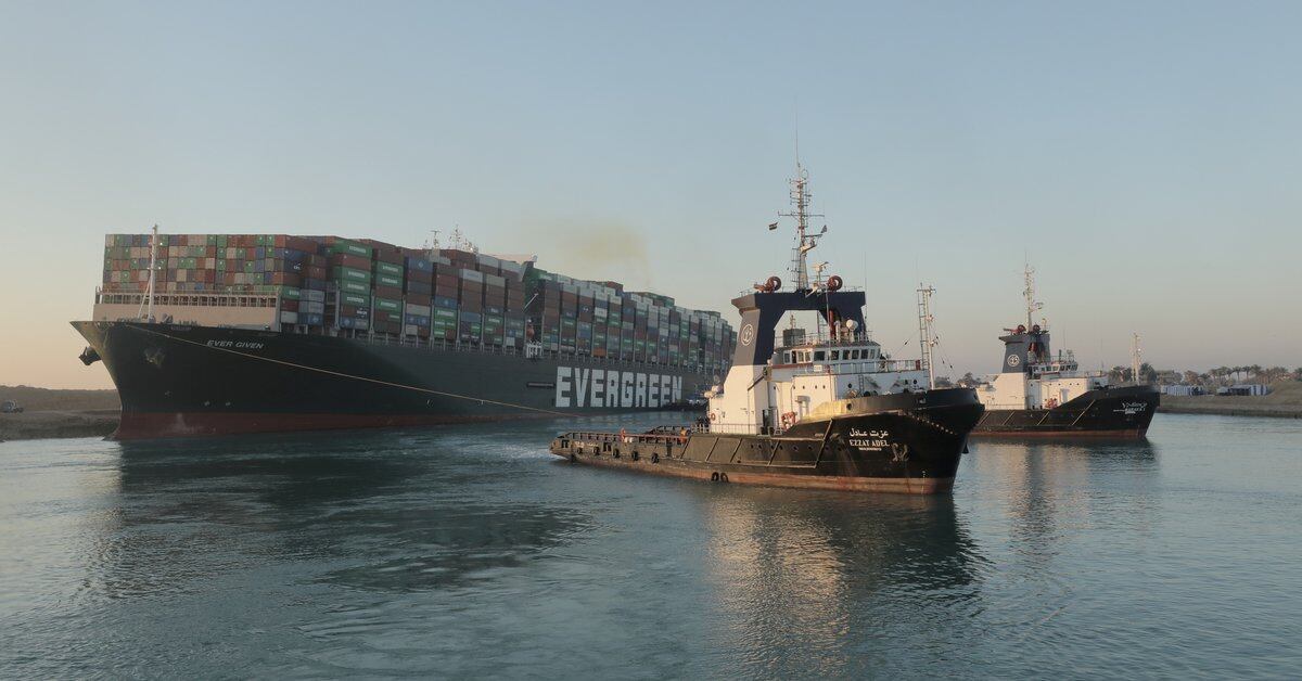 El buque mercante Evergreen fue parcialmente liberado de las orillas del Canal de Suez