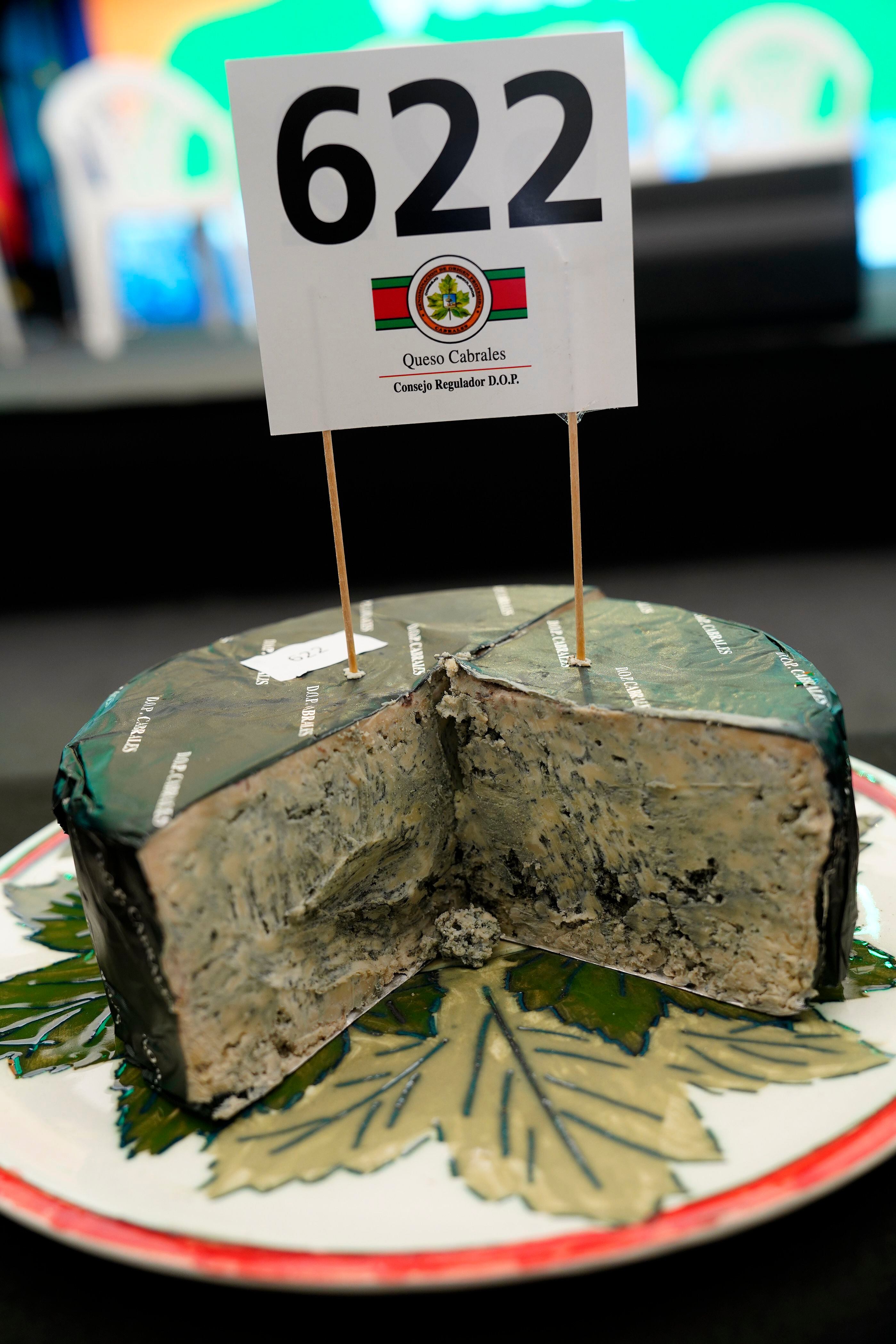 El mejor Cabrales del año, subastado este domingo por 30.000 euros. EFE/Paco Paredes