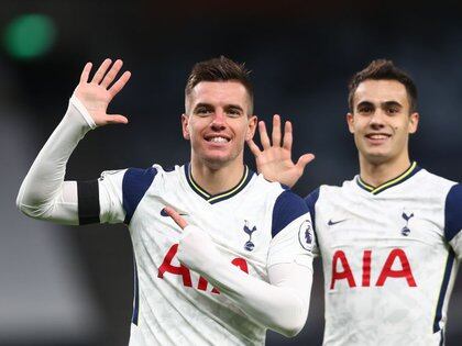 Imagen del argentino Giovani Lo Celso celabrando un gol junto a Serguio Reguilón en un partido de Premier League entre Tottenham Hotspur y Manchester City (REUTERS/Clive Rose/File Photo)