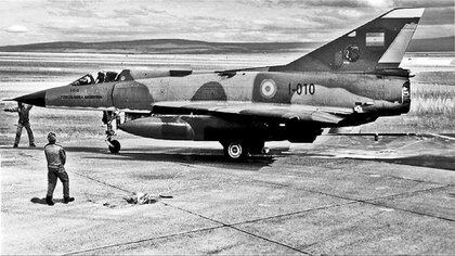 La Fuerza Aérea Argentina recibió la colaboración de los mandos aéreos peruanos en el conflicto por Malvinas. Foto: Archivo DEF.