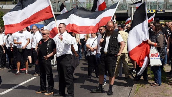 Militantes neo-nazi alemanes conmemoran en 2017 la muerte de Adolf Hitler. El país prohíbe el uso de símbolos y leyendas en favor del nazismo, por lo que los manifestantes portan en cambio la vieja bandera el Imperio Alemán (AP)