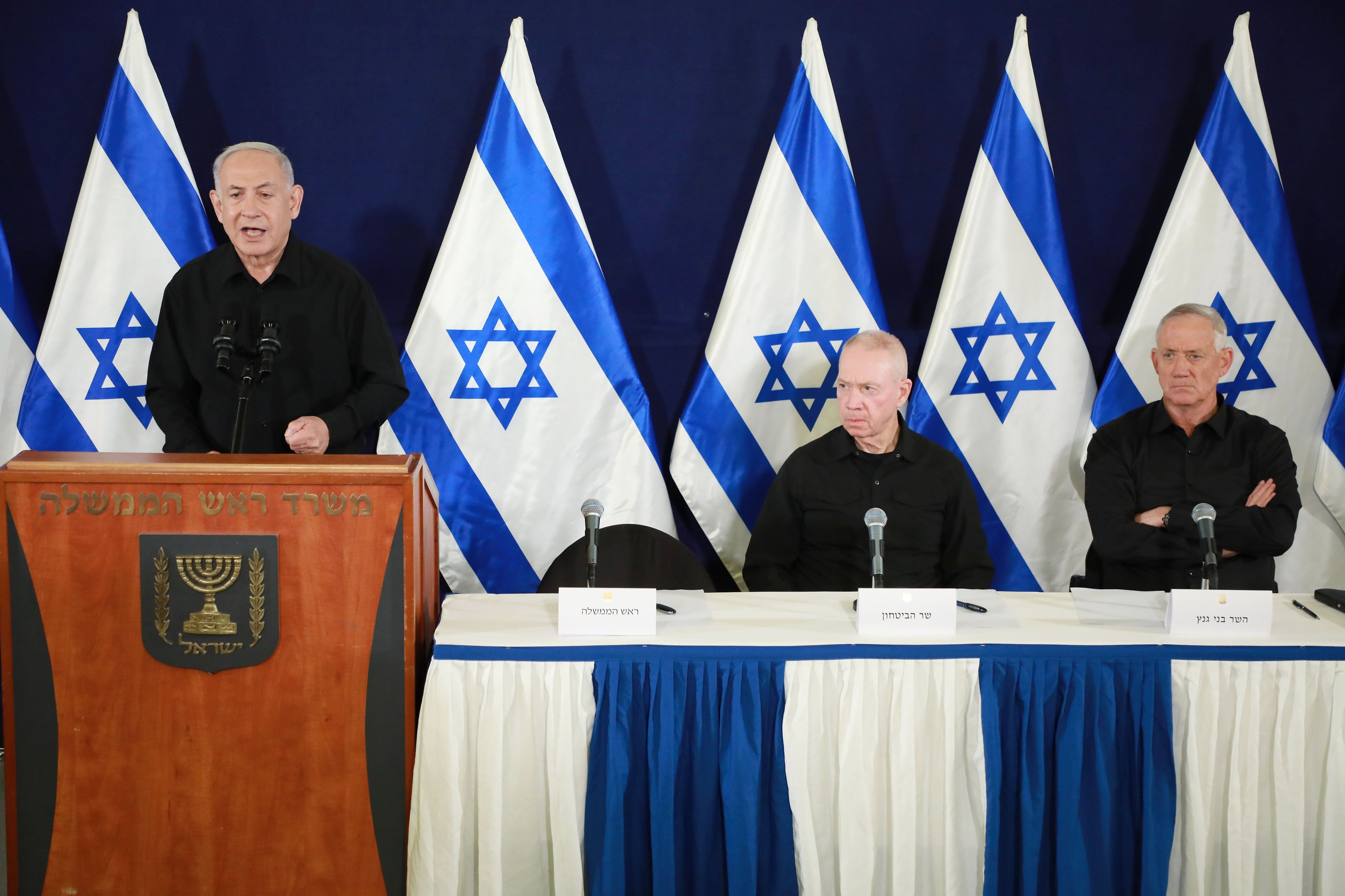 El primer ministro israelí, Benjamin Netanyahu, (izq.) asiste a una conferencia de prensa en Tel Aviv, Israel, el 28 de octubre de 2023. Europa Press/Contacto/Dana Kopel/Archivo 
