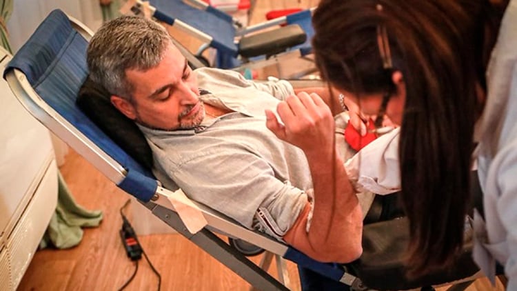 Mario Abdo durante una jornada de donación de sangre en el Palacio de López (Presidencia de Paraguay)