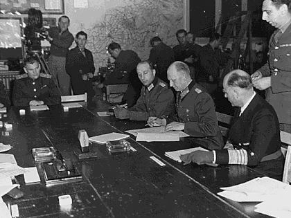 El general Alfred Jodl, comandante del Alto Mando de las Fuerzas Armadas de Alemania, firma la rendición incondicional el 7 de mayo de 1945 en Reims, Francia